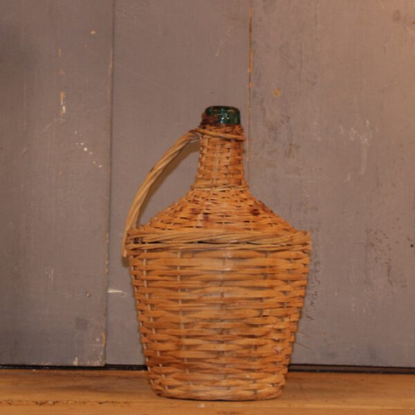 Fles in rieten mand