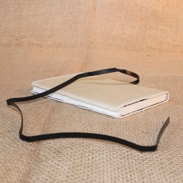 Handgemaakt canvas notitieboek met tekst op omslag