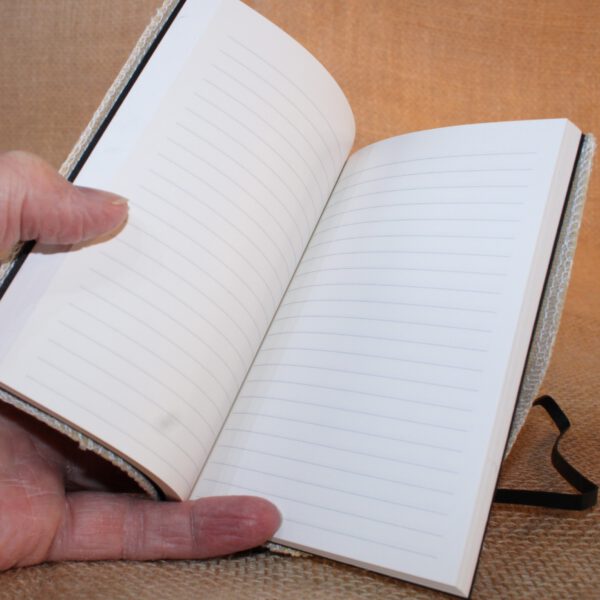 Handgemaakt canvas notitieboek met tekst op omslag