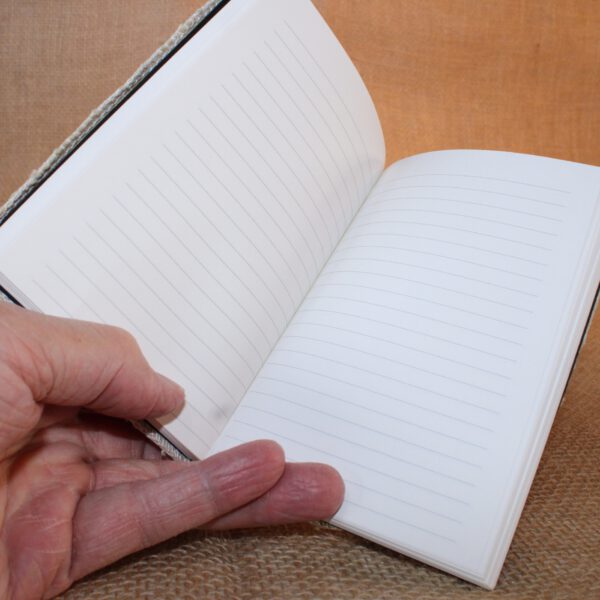 canva tekst close open Handgemaakt canvas notitieboek met tekst op omslag