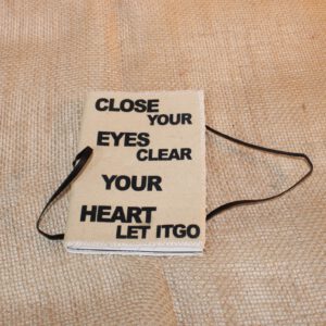 Handgemaakt canvas notitieboek met tekst op omslag