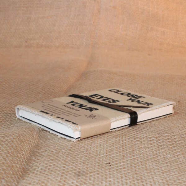 canva tekst close zijkantJPG Handgemaakt canvas notitieboek met tekst op omslag
