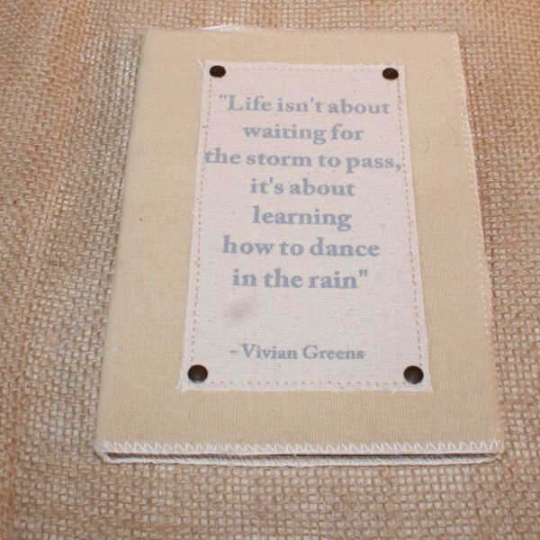 Handgemaakt beige canvas notitieboek met tekst van Vivian Greens