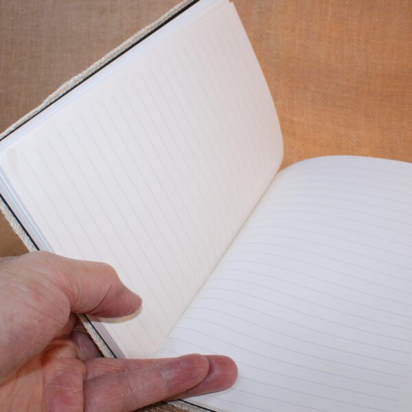 Handgemaakt beige canvas notitieboek met tekst van Vivian Greens