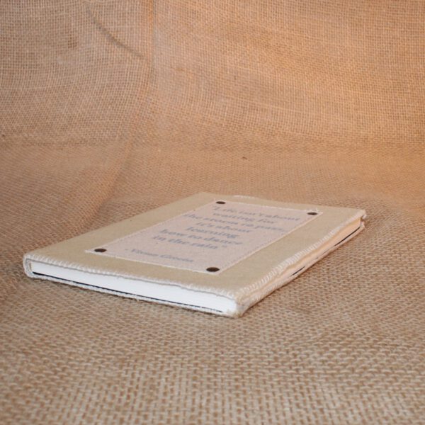 Handgemaakt beige canvas notitieboek met tekst van Vivian Greens