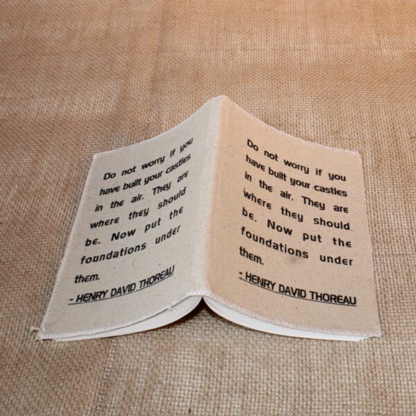 Handgemaakt beige canvas notitieboek met tekst van Henry David Thoreau