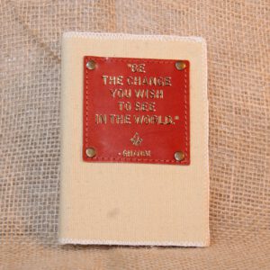 Handgemaakt beige canvas notitieboek met tekst van Ghandi