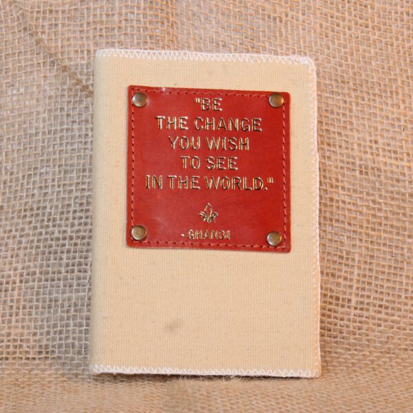Handgemaakt beige canvas notitieboek met tekst van Ghandi