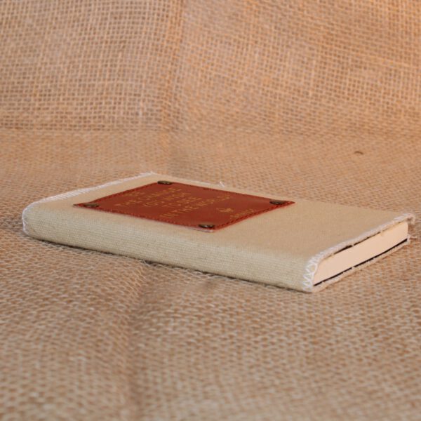 Handgemaakt beige canvas notitieboek met tekst van Ghandi
