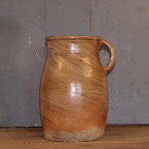 Bruine geglazuurde grespot met oor