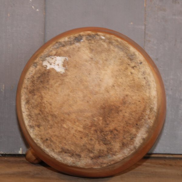 Bodem van bruine grespot. De grespot is oud en valt onder vintage en brocante.