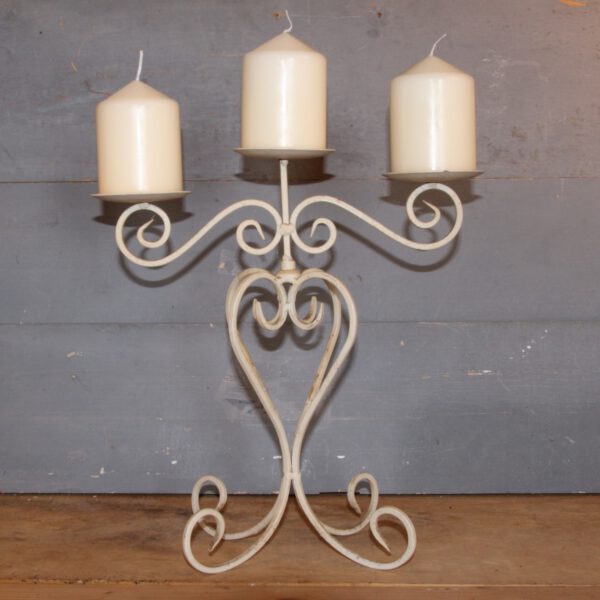 Brocante witte smeedijzeren kandelaar met 3 armen