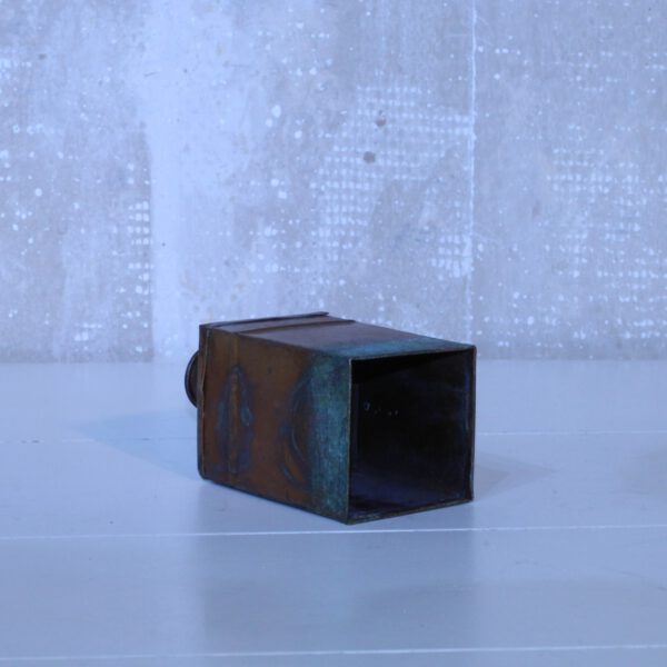 Kandelaar van oud messing metaal