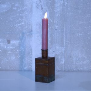 Kandelaar van oud messing metaal