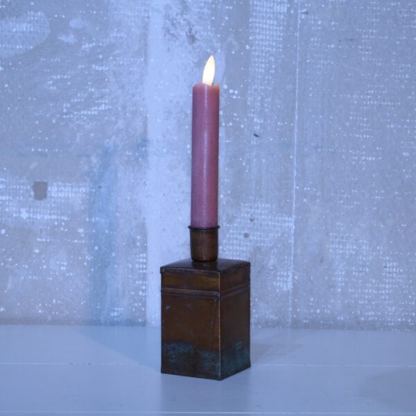 Kandelaar van oud messing metaal