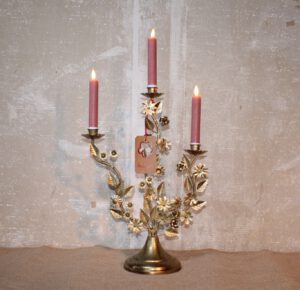 koperen kandelaar met kaarsen