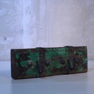 kapstok van groen verweerd hout met 2 ijzeren haken