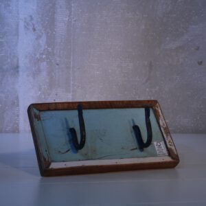 kapstok van hout met 2 haken in blauwe kleur