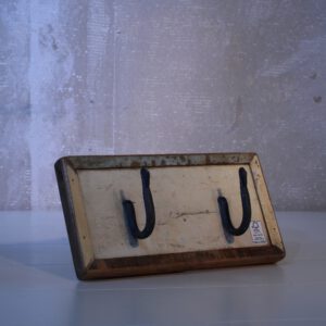 kapstok van hout met twee ijzeren haken. kleur wit