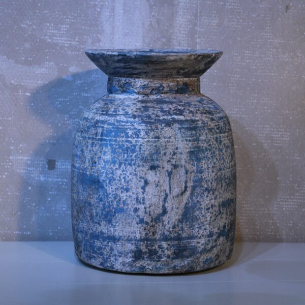 Kan van hout in de kleur blauw met wit.