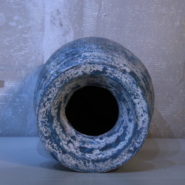 Melkpot met verweerde blauw-witte afwerking uit Nepal S