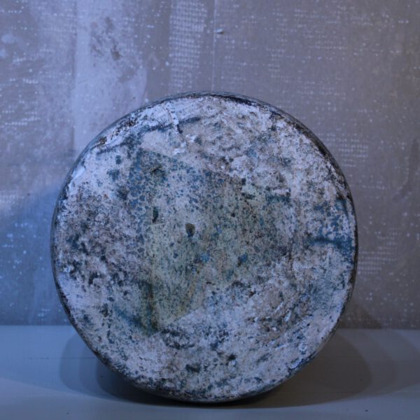 Melkpot met verweerde blauw-witte afwerking uit Nepal S