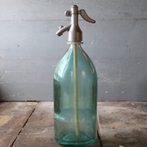Brocante spuitfles van groen glas. Franse brocante industrieel bohemian interieur