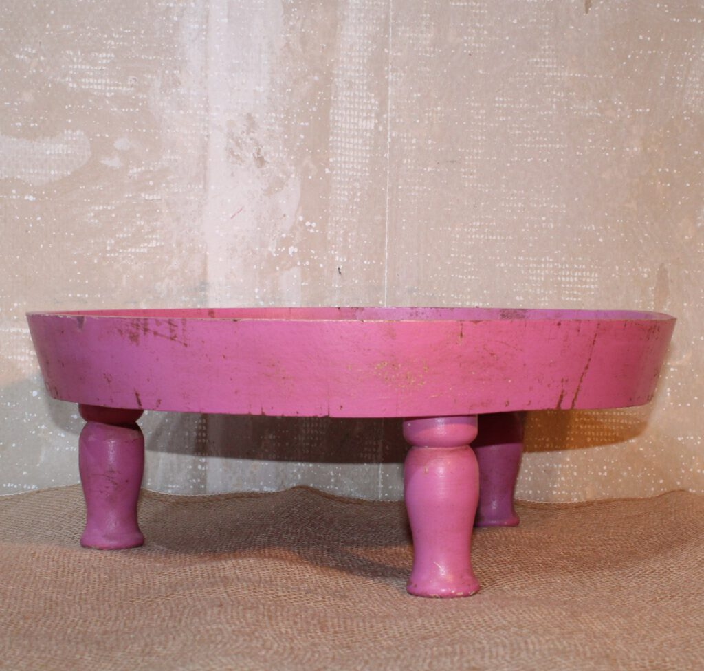 Houten tafeltje op korte pootjes in de kleur roze