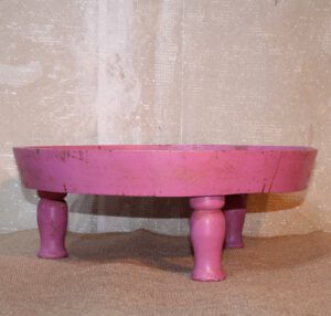 Houten tafeltje op korte pootjes in de kleur roze