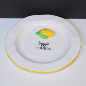 Wit porseleinen bord met gele rand, mais accent en tekst "Veggie lovers"