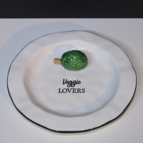 valentijn bordje veggie spruitje boven Wit porseleinen bord met groene rand, avocado accent en tekst "Veggie lovers"