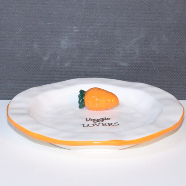 Wit porseleinen bord met oranje rand, wortel accent en tekst "Veggie lovers"