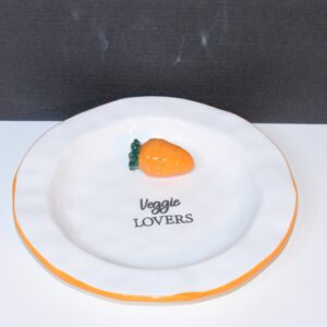 Wit porseleinen bord met oranje rand, wortel accent en tekst "Veggie lovers"