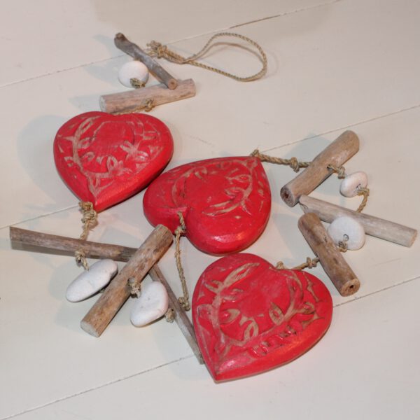 Drijfhout slinger met rode harten