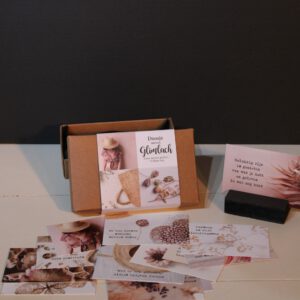 Doosje met een glimlach met 14 kaartjes met "goed gevoel" teksten. Incl. houten kaarthouder