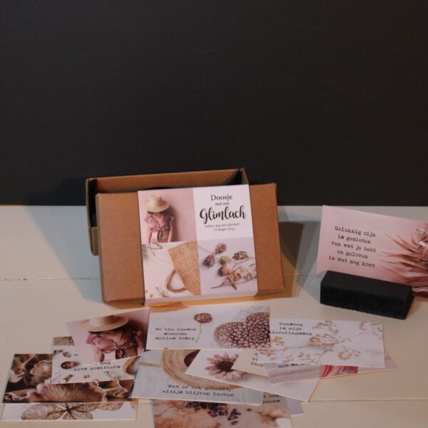 Doosje met een glimlach met 14 kaartjes met "goed gevoel" teksten. Incl. houten kaarthouder
