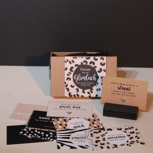 Doosje met een glimlach met 14 kaartjes met positieve teksten. Incl. houten kaarthouder