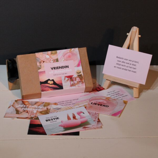Doosje met een glimlach voor een lieve vriendin met 14 "goed gevoel" kaartjes. Incl. schildersezeltje