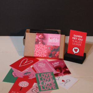 Doosje met liefde met 14 kaartjes met lieve teksten en illustraties. Incl. houten kaarthouder