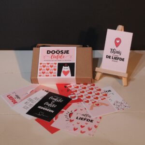 Doosje met liefde met 14 kaartjes met lieve teksten en illustraties. Incl. schildersezeltje