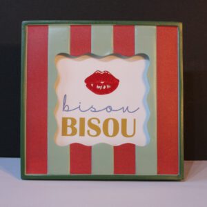 Rood groen gestreepte fotolijst met lieve Franse tekst "Bisou"