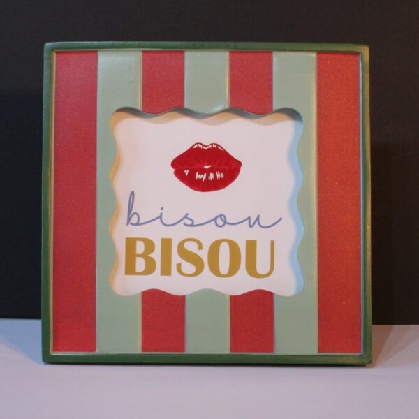 Rood groen gestreepte fotolijst met lieve Franse tekst "Bisou"