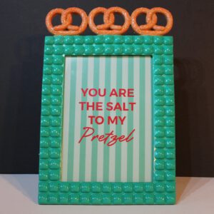Turquoise fotolijst met romantische tekst "you are the salt to my pretzel"