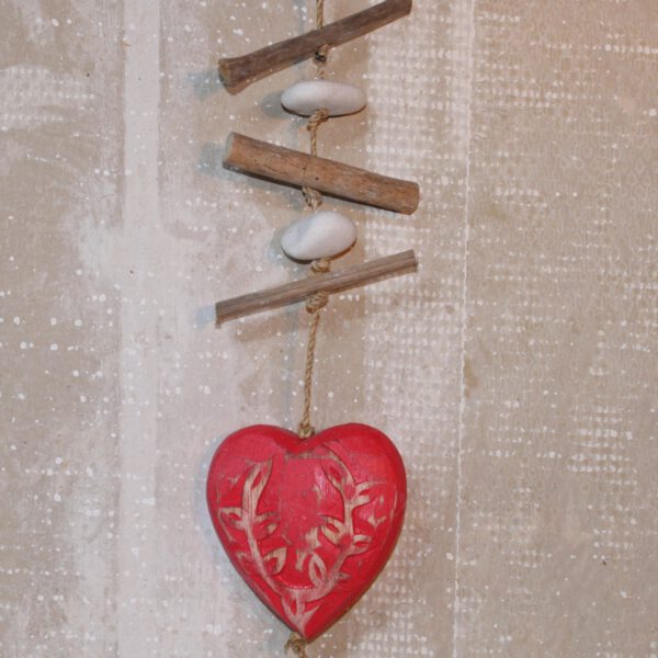 Drijfhout slinger met rode harten