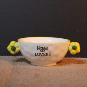 Wit porseleinen kom met gele rand, paprika accenten en tekst Veggie Lovers