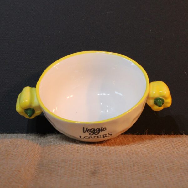 Wit porseleinen kom met gele rand, paprika accenten en tekst Veggie Lovers