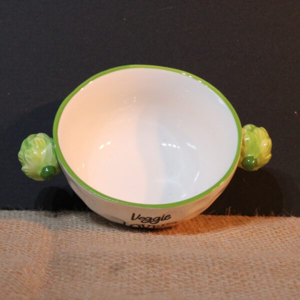 Wit porseleinen kom met groene rand, artisjok accenten en tekst Veggie Lovers