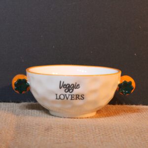 Wit porseleinen kom met oranje rand, wortel accenten en tekst Veggie Lovers