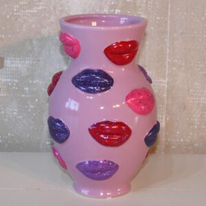 Roze vaas versierd met kleurrijke lippen