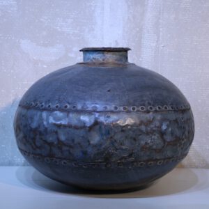 grijze metalen ronde kan met gebruikssporen.